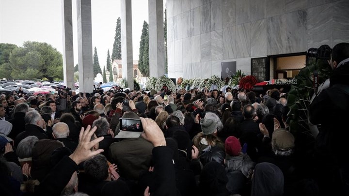 Κηδεία Θάνου Μικρούτσικου: Ξέσπασε σε λυγμούς η κόρη του στον επικήδειό της
