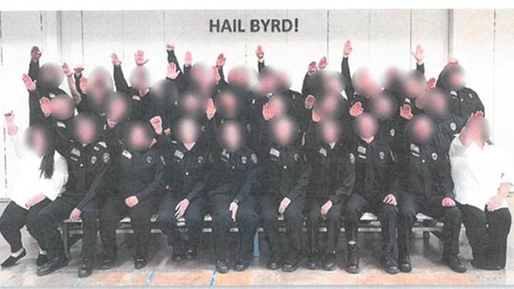 Σάλος στις ΗΠΑ: Ομαδικές απολύσεις φρουρών φυλακών για ναζιστικό χαιρετισμό – ΦΩΤΟ