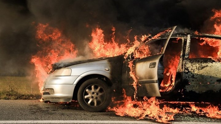 Ηράκλειο: Κάηκαν τρία αυτοκίνητα