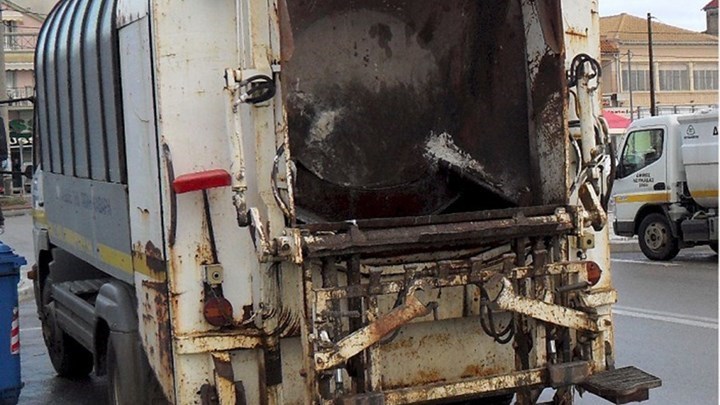 Χαλκίδα: Τροχαίο-σοκ με νεκρό υπάλληλο καθαριότητας – Λεωφορείο χτύπησε απορριμματοφόρο