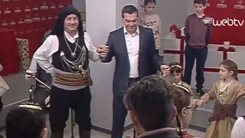Κάλαντα πολιτικών: Ο ποντιακός χορός του Τσίπρα και το αστείο με τις ομάδες – ΒΙΝΤΕΟ