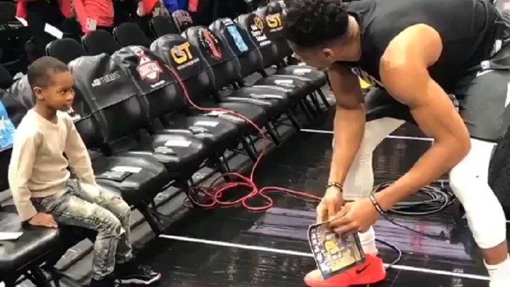 Αντετοκούνμπο: Ο πιτσιρικάς που «έλιωσε» τον Greek Freak – Δείτε τι του έδωσε – ΒΙΝΤΕΟ