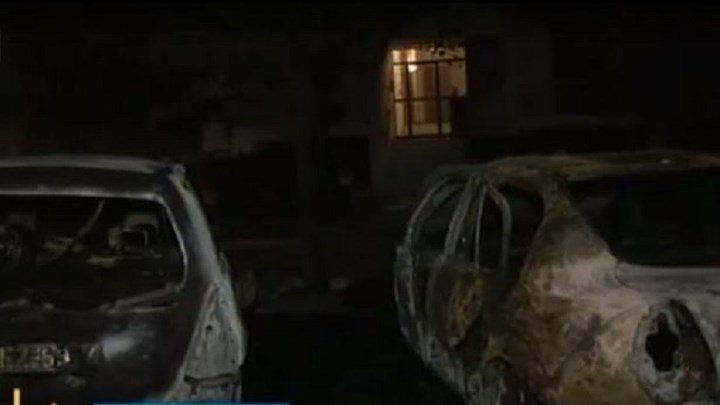 Φωτιά σε δύο αυτοκίνητα στα Πετράλωνα