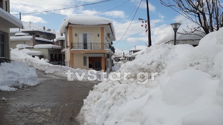 Βοιωτία: Ξεπέρασε το ένα μέτρο το χιόνι – Δεν μπορούσαν να μεταφέρουν τον νεκρό – ΦΩΤΟ – ΒΙΝΤΕΟ