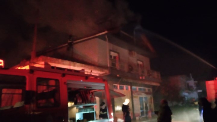 Αγρίνιο: Φωτιά σε διώροφη κατοικία – ΦΩΤΟ – ΒΙΝΤΕΟ