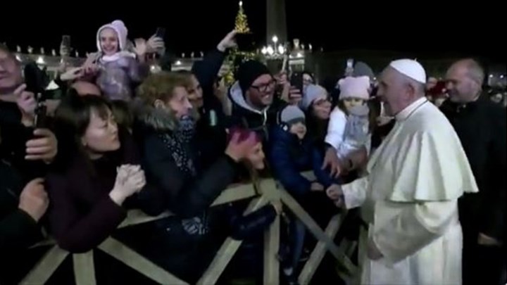 Ο πάπας Φραγκίσκος «μάλωσε» γυναίκα που του άρπαξε το χέρι – ΒΙΝΤΕΟ