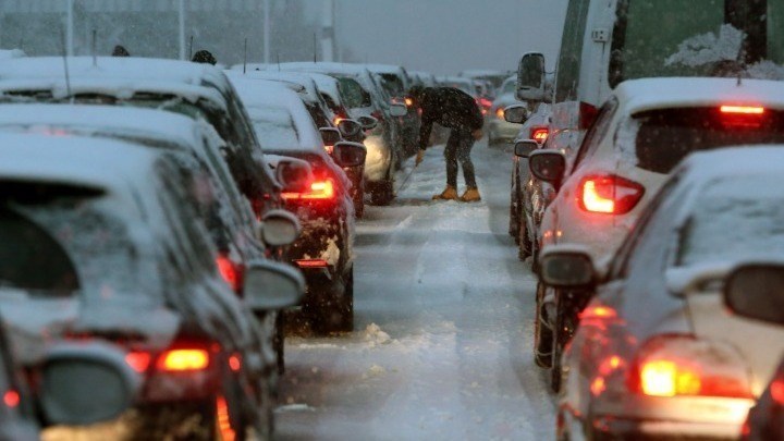 Νομοθετική ρύθμιση για αυτόματη επιβολή κυρώσεων με αφορμή το κλείσιμο της Εθνικής Οδού λόγω της χιονόπτωσης
