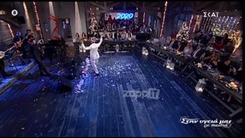 Λάκης Γαβαλάς: Ο ξεχωριστός χορός του σχεδιαστή που έγινε viral – BINTEO