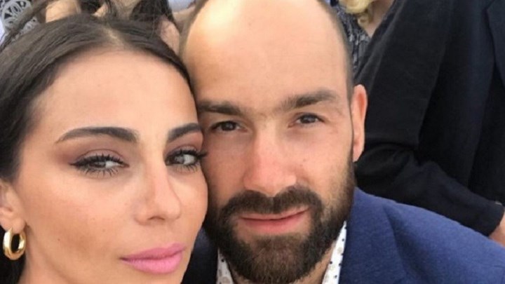 Ολυμπία Χοψονίδου: Η σύζυγος του Βασίλη Σπανούλη ποζάρει με φουσκωμένη κοιλιά και σύσσωμη την οικογένεια – ΦΩΤΟ