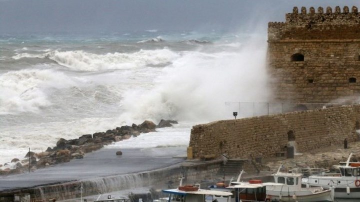 Πλοίο με 428 επιβάτες προσέκρουσε στο λιμάνι του Ηρακλείου