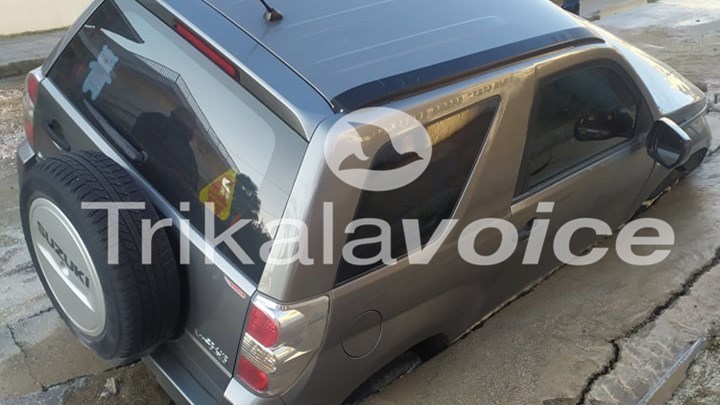 Τρίκαλα: Άνοιξε ο δρόμος και κατάπιε αυτοκίνητο – ΒΙΝΤΕΟ