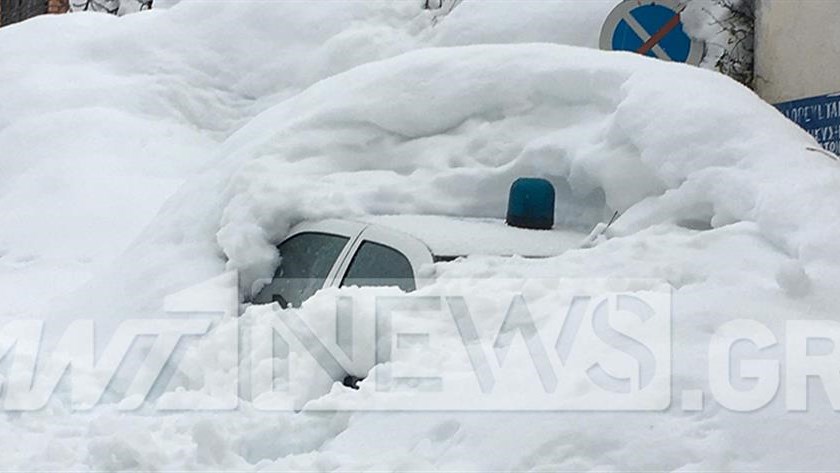 Κακοκαιρία: Περιπολικό θάφτηκε στο χιόνι στα Βίλια – ΦΩΤΟ