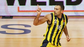 Ολυμπιακός-Φενέρ: Εκπληκτικό buzzer beater πίσω από το κέντρο ο Σλούκας – ΒΙΝΤΕΟ