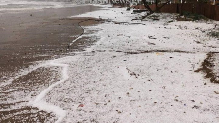 Χανιά: Παραλία “άσπρισε” από το χιόνι – ΒΙΝΤΕΟ