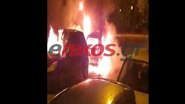 ΒΙΝΤΕΟ από τη φωτιά που ξέσπασε στα δύο αυτοκίνητα στα Πετράλωνα