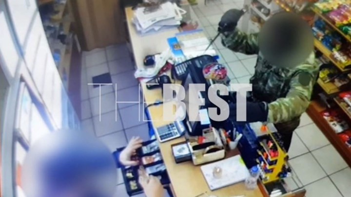 Πάτρα: Καρέ – καρέ η ληστεία σε μίνι μάρκετ – Με μαχαίρι απειλούσε τον υπάλληλο ο δράστης – ΦΩΤΟ