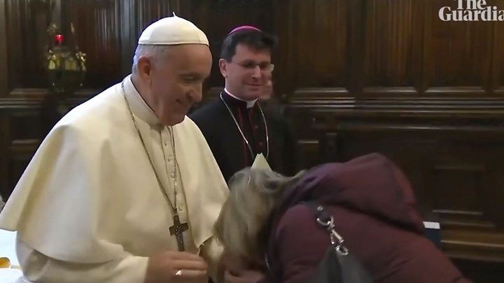 Πάπας Φραγκίσκος: Γιατί αποφεύγει να του φιλούν το χέρι – ΒΙΝΤΕΟ