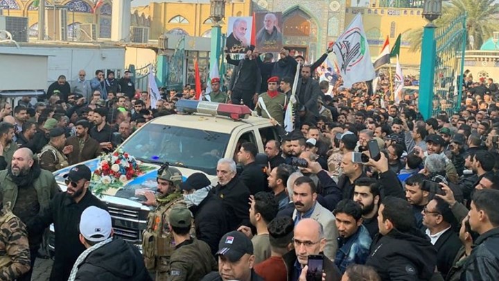 Κηδεία Σουλεϊμανί: Χιλιάδες Ιρακινοί φώναζαν “θάνατος στην Αμερική”