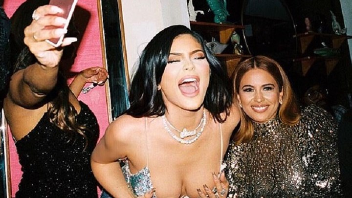 Η Κάιλι Τζένερ δείχνει την πλάτη της στις Καρντάσιαν – Πώς κατατρόπωσε την Κιμ – ΦΩΤΟ