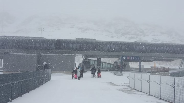 Κακοκαιρία “Ηφαιστίων”: Έκλεισε το χιονοδρομικό κέντρο στον Παρνασσό
