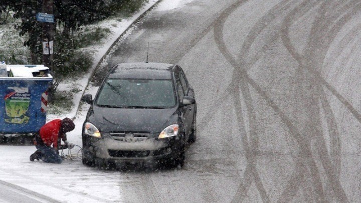 “Ηφαιστίων”: Χιονοπτώσεις σε Αχαΐα, Αρκαδία και Μαγνησία – Πού χρειάζονται αλυσίδες
