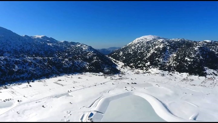 Μαγευτική η παγωμένη λίμνη στον Ομαλό – ΦΩΤΟ