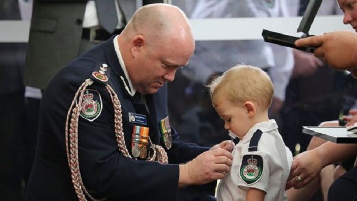 Αυστραλία: Παρασημοφορήθηκε ο 19 μηνών γιος πυροσβέστη που έχασε τη ζωή του στο καθήκον – ΦΩΤΟ – ΒΙΝΤΕΟ