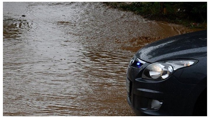 Κρήτη: Ώρες αγωνίας για οικογένεια που εγκλωβίστηκε στο αυτοκίνητό της λόγω κακοκαιρίας