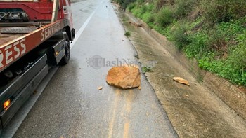 Χανιά: Κομμάτι βράχου έπεσε σε αυτοκίνητο – ΦΩΤΟ