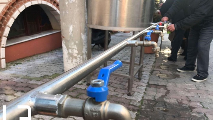 Θεσσαλονίκη: Το “έξυπνο” σύστημα αγιασμού για να μην δημιουργούνται ουρές – ΦΩΤΟ