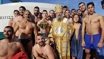 Πάτρα: 19χρονος έπιασε τον σταυρό στον αγιασμό των υδάτων – ΦΩΤΟ – ΒΙΝΤΕΟ