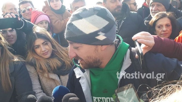 Θεσσαλονίκη: Η συγκινητική αφιέρωση του 36χρονου που έπιασε τον σταυρό στον πατέρα του – ΒΙΝΤΕΟ