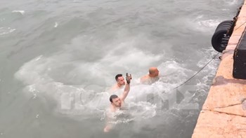 Χίος: Βούτηξαν να πιάσουν τον σταυρό παρά τα 10 μποφόρ – ΦΩΤΟ – ΒΙΝΤΕΟ