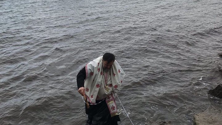 Φθιώτιδα: Δεν έπεσε κανείς να πιάσει τον σταυρό και βούτηξε… ο παπάς – ΦΩΤΟ