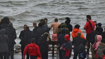 Κρήτη: Βούτηξε για τον σταυρό και χρειάστηκε ναυαγοσώστης για να τον σώσει – ΒΙΝΤΕΟ