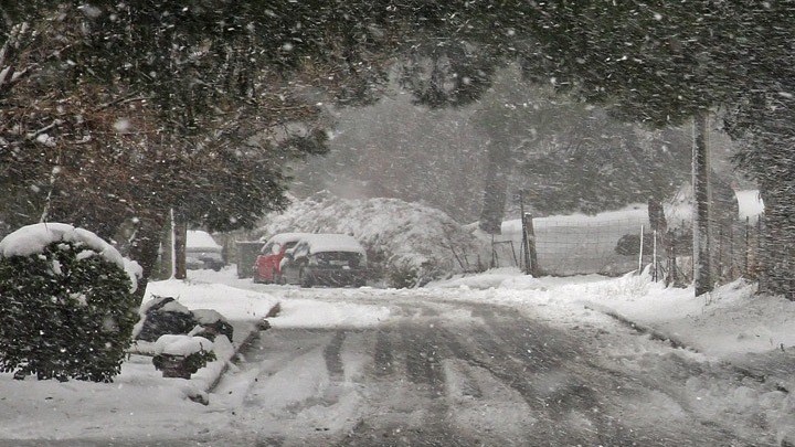 Ηφαιστίων: Διακόπηκε η κυκλοφορία στην “Καλοπούλα” του Υμηττού και στην περιφερειακή Πεντέλης
