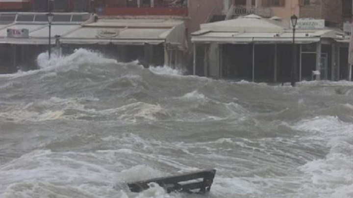 Ηφαιστίων: Τα κύματα “εξαφάνισαν” το Ενετικό Λιμάνι Χανίων – ΦΩΤΟ