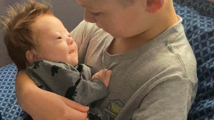 Viral: Τραγουδά στον νεογέννητο αδερφό του με σύνδρομο Down – ΒΙΝΤΕΟ