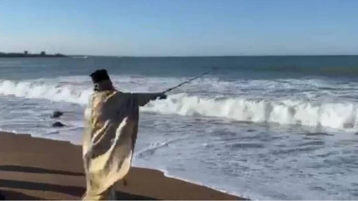 Μεσσηνία: Ιερέας έριξε τον σταυρό με καλάμι ψαρέματος – ΒΙΝΤΕΟ