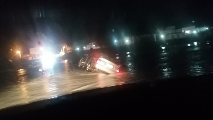 Ρόδος: Αυτοκίνητο παρασύρθηκε από ποτάμι – Πώς γλίτωσε ο οδηγός – ΦΩΤΟ