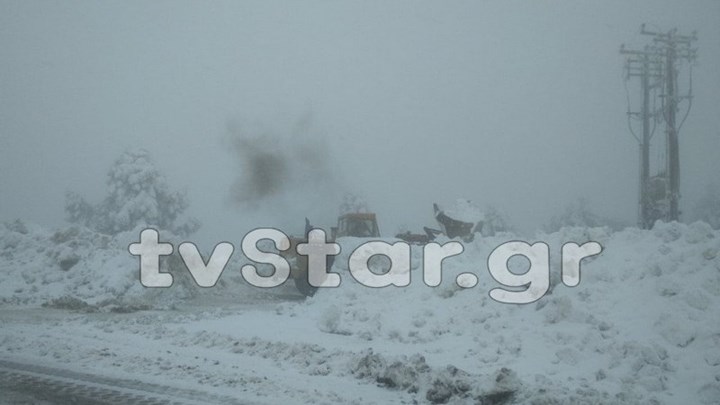 Εύβοια: Χωρίς ρεύμα έμειναν αρκετές περιοχές – Ξεπέρασε τα δύο μέτρα το χιόνι – ΒΙΝΤΕΟ