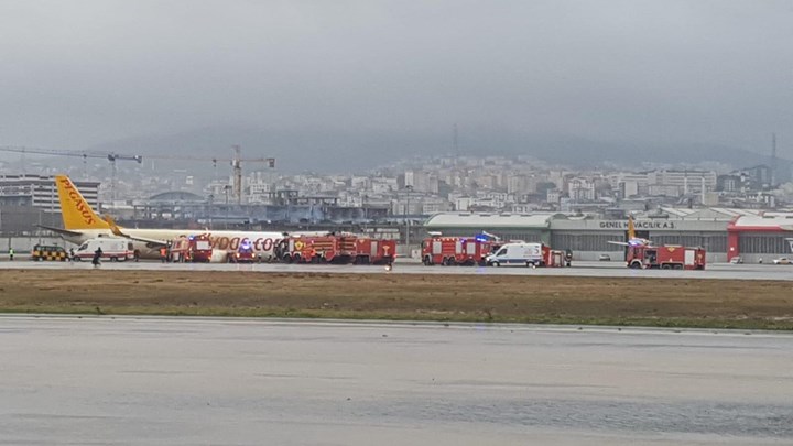 Πανικός στην Κωνσταντινούπολη – Αεροπλάνο βγήκε εκτός διαδρόμου κατά την προσγείωση – ΤΩΡΑ
