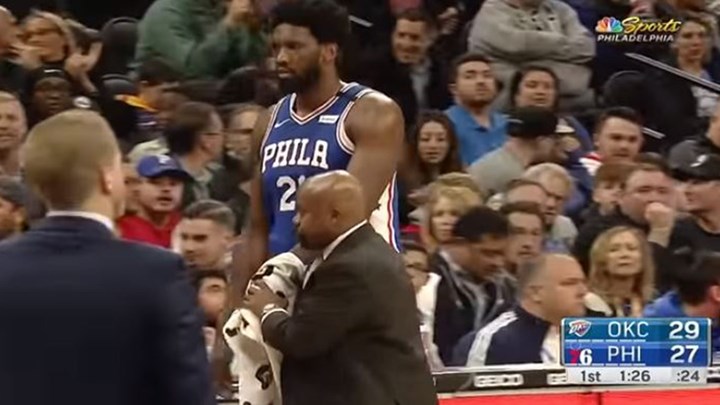 NBA: Η ανατριχιαστική εικόνα με το δάκτυλο του Τζοέλ Έμπιντ – ΒΙΝΤΕΟ