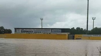 Ηφαιστίων: Γήπεδο μετατράπηκε σε λιμνοθάλασσα στο Ηράκλειο – ΦΩΤΟ