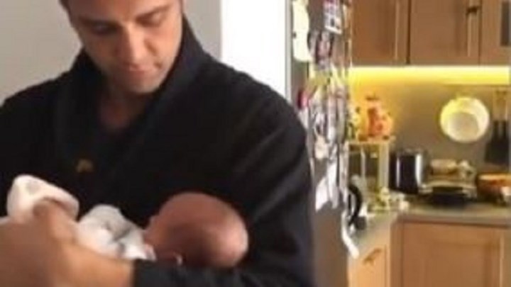 Σάββας Πούμπουρας: Θα “λιώσετε” με το νανούρισμα της νεογέννητης κόρης του – ΒΙΝΤΕΟ