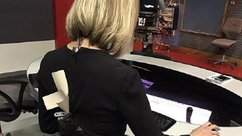 Πονοκέφαλος για παρουσιάστρια: Σκίστηκε το φόρεμα λίγο πριν βγει στον αέρα – ΦΩΤΟ