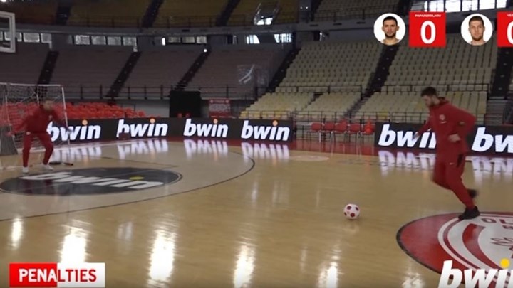 VAR: Δείτε γιατί το χρειάστηκαν Παπανικολάου και Βεζένκοφ – ΒΙΝΤΕΟ