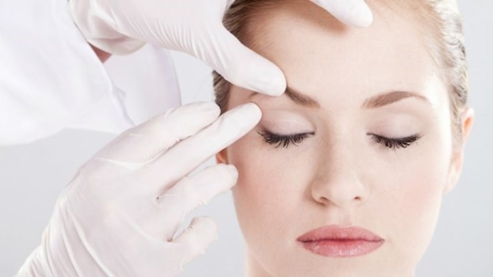 Καταγγελίες – σοκ: Εγκεφαλικά και τύφλωση από “botox party” σε κομμωτήρια