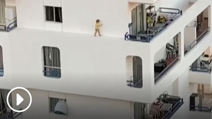 Βίντεο που προκαλεί τρόμο: Παιδί περπατάει στο περβάζι του τετάρτου ορόφου