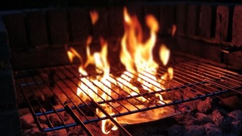 Ύποπτες για καρκίνο και οι ψησταριές – Τι είπε ο πρόεδρος της Ελληνικής Αντικαρκινικής Εταιρείας – ΒΙΝΤΕΟ